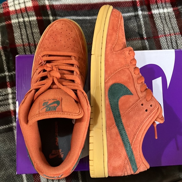 Nike SB dunk low 
Burnt Sunrise/Vintage Green
Size:10 - Picture 6 of 6